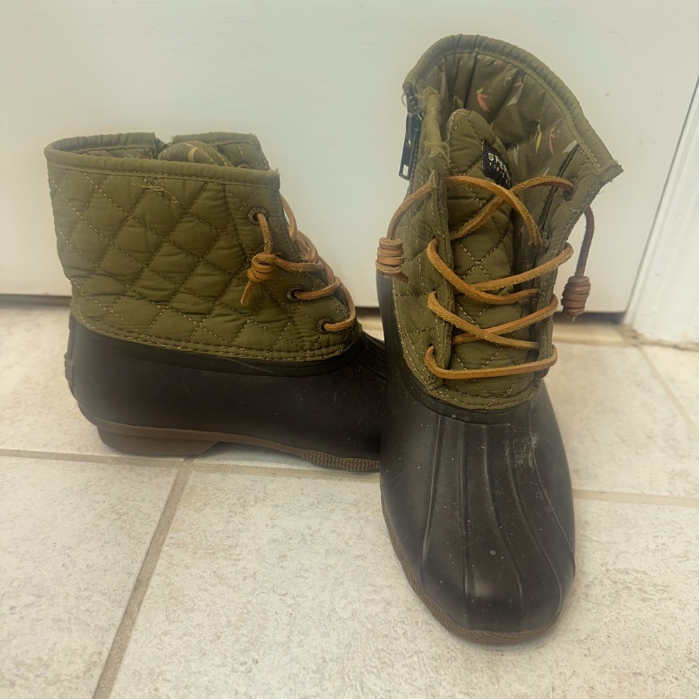 Sherry Women’s size 8 rubber slip-on boots.